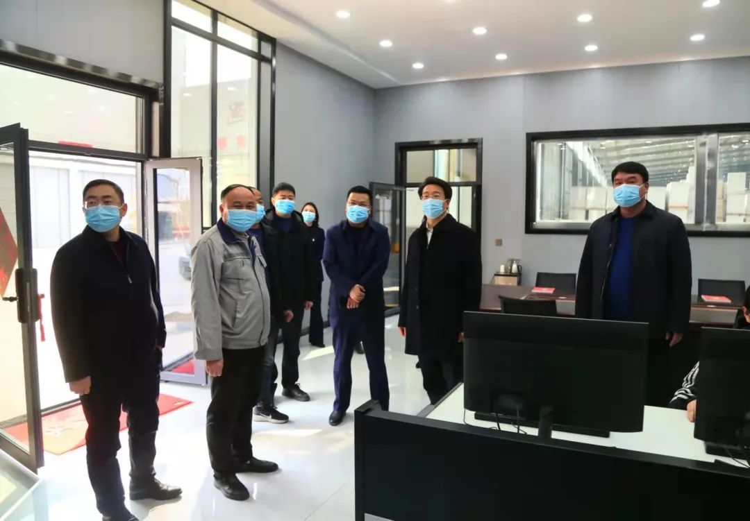 新密市市委副書記、市長(zhǎng)程洋調(diào)研新密市正興耐火材料有限公司，送服務(wù)強(qiáng)信心，沖刺首季“開門紅”！(圖1)
